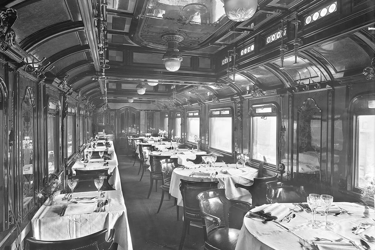 Vierachsiger MITROPA Speisewagen, 1922 aus dem ehemaligen Hofzug-Salon-Speisewagen Nr. 7 umgebaut, Baujahr 1890. © Verkehrsmuseum Dresden