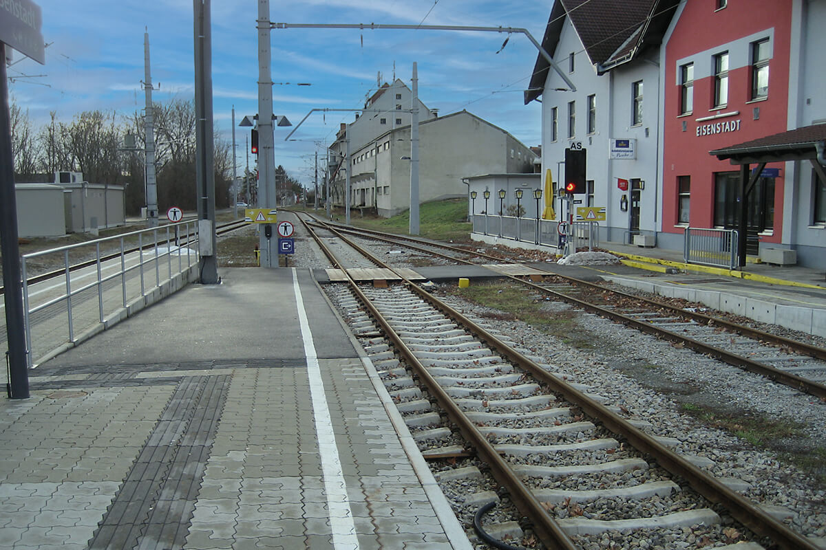 Bahnhof Eisenstadt mit dem Bahnhofsstüberl „Monica“, © Priwo / Wikimedia 